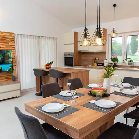 Villa Ardanela In Kapelica - Haus Fuer 6-8 Personen